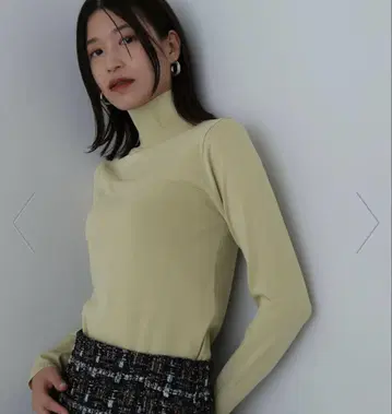 택 포함 9460엔 뷔스티에 절개 터틀넥 니트