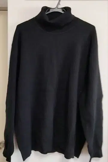 GU 세련된 네이비 터틀넥 다가오는 계절에