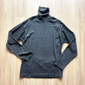 Cruciani 다크 그레이 터틀넥 스웨터