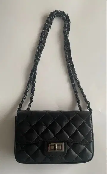 AULENTTI 오우렌티 체인백 블랙 금장 장식