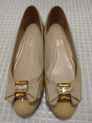 Ferragamo 베이지 플랫슈즈