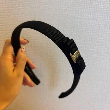 페라가모 머리띠 실버 리본