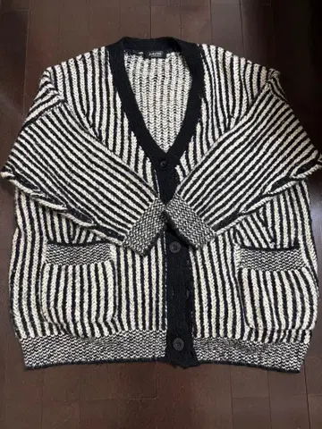 [ 미사용 새상품 ] Jubylee 스트라이프 가디건 블랙 화이트