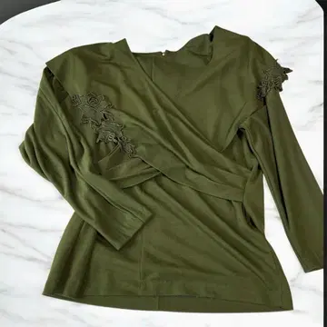 올리브 그린 랩 스타일 긴팔 상의 뒷면 어깨 부분 꽃무늬 디자인 세련됨