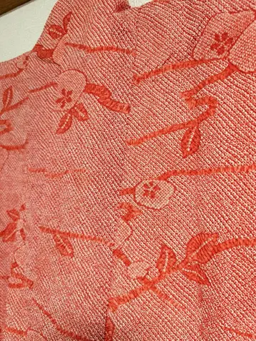 밝은 주홍색 바탕 겉옷