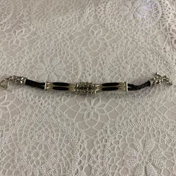 실버와 블랙의 뜨개질 팔찌