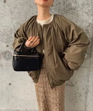 [ Audrey and John Wad ] 개더 볼륨 다운 블루종