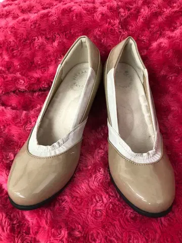 고급 베이지 에나멜 가죽 웨지솔 펌프스 24.5cm