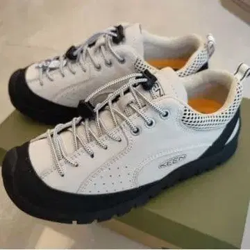 그린 버튼 긴팔 니트