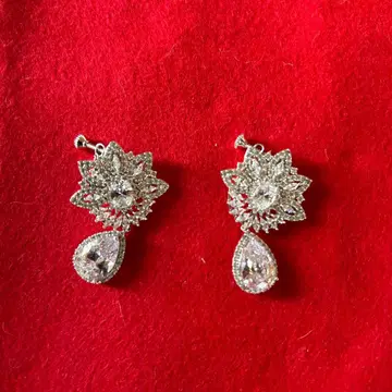 꽃 모양 크리스탈 드롭 귀찌