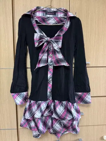 프릴이 달린 블랙 앤 핑크 체크 드레스