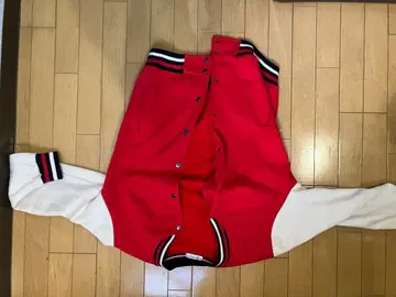 빨간색과 화이트의 바시티 자켓 L 사이즈