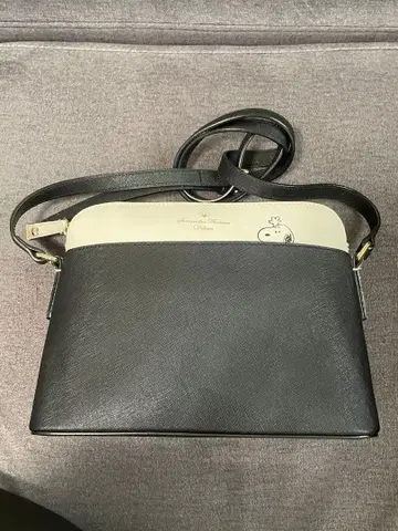 숄더백 블랙과 화이트의 콤비네이션