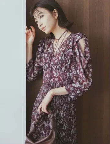 코코딜 꽃무늬 플리츠 프릴 소매 V넥 원피스