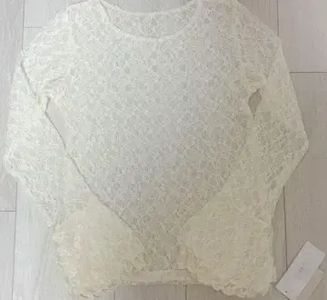 아이보리 레이스 플레어 소매 상의