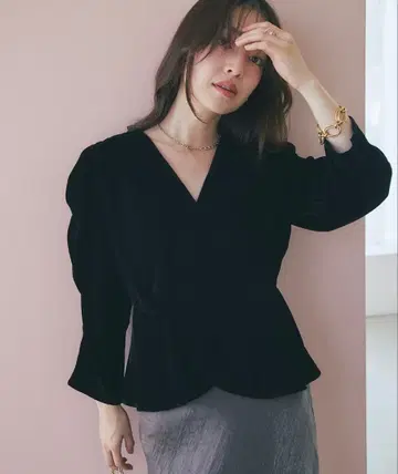 라부티크봉봉 벨로아 원숄더 페플럼 블라우스