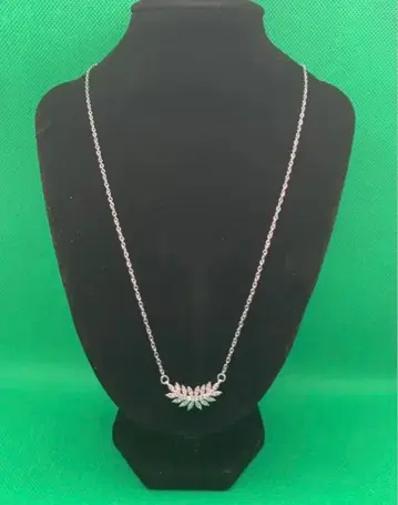 잎 디자인의 크리스탈 목걸이