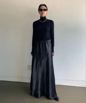 Didot.showroom 샤이니 새틴 플레어 스커트