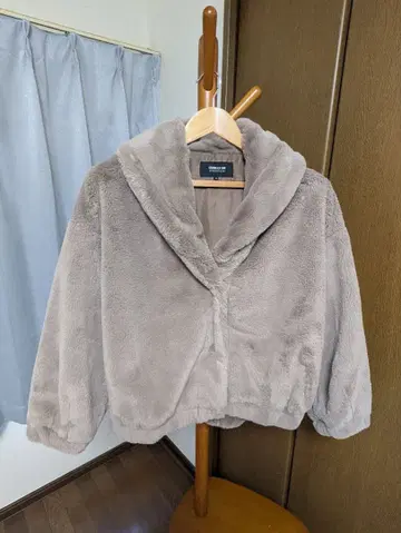 컴시즘 페이크 무스탕 코트 후드 부착