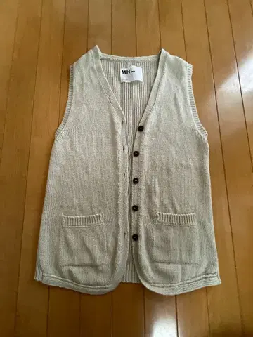 MHL. 베이지 니트 베스트 버튼 포함