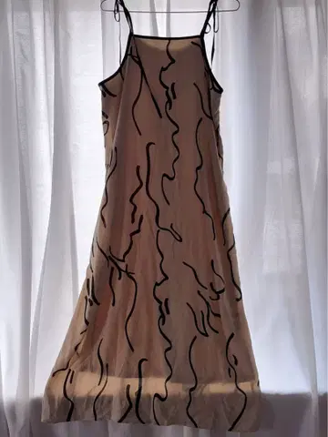 카스타네 웨이브 패턴 파이핑 원피스