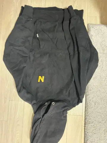 블랙 후드티 N 자수