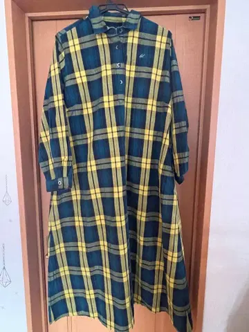 써니클라우드 파랑과 옐로우 컬러의 체크 무늬 긴팔 셔츠 원피스