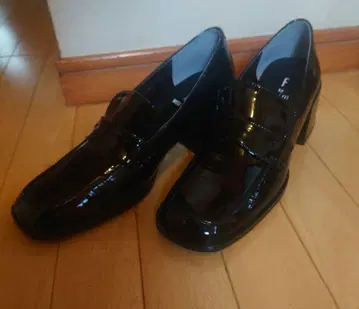 WELL EIT 블랙 에나멜 로퍼