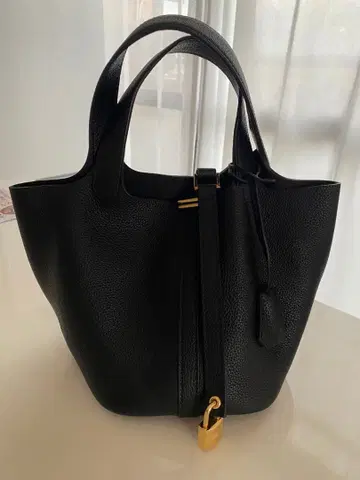 새상품 블랙 가죽 핸드백