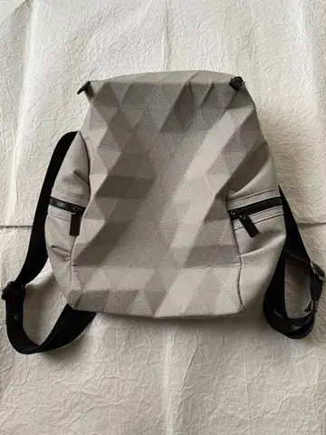 새상품급 melange 메 입체 기하학 패턴 그레이 백팩 gigot