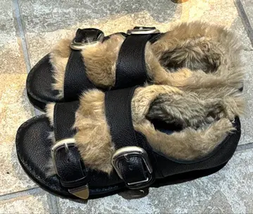 카미난도 퍼 샌들 36