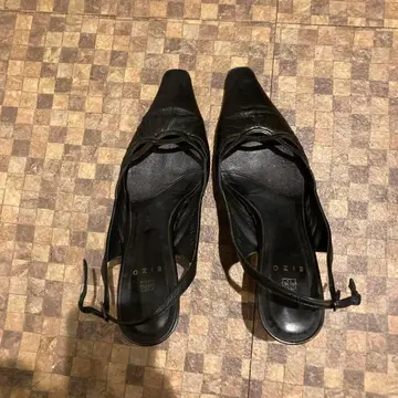 EIZO 블랙 가죽 하이힐