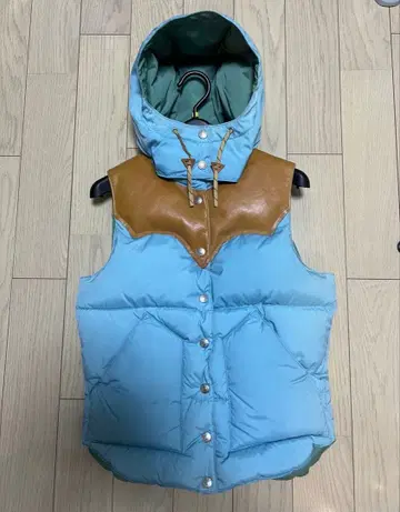 스카이블루 후드 부착 다운 베스트