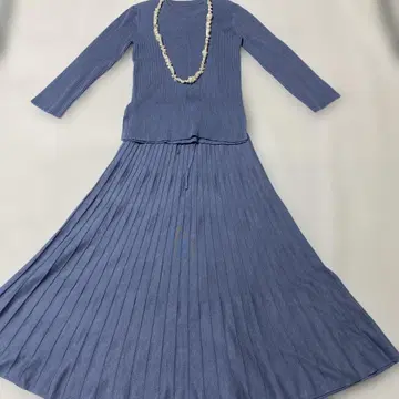 Mila Owen 리브 니트 긴팔 상의와 플리츠 스커트 셋업