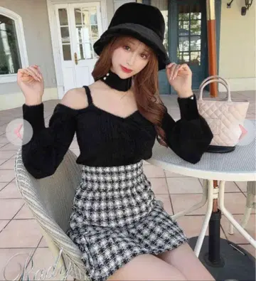 Rady 블랙 오프숄더 긴팔 니트