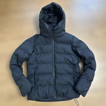 UNIQLO 심리스 다운 M 사이즈 블랙 남성용 후드 부착