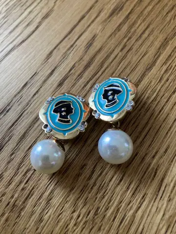 카메오와 펄 귀걸이