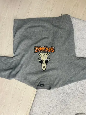 스트레인지 캐릭터 자수 그레이 스웨터