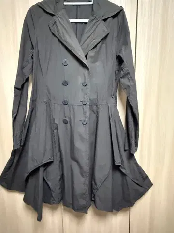 센소유니코 tb 코트 매우 세련된 디자인입니다.