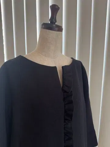 타라 자몽 프릴 네이비 원피스