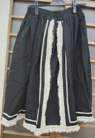 엑산트리크 스커트