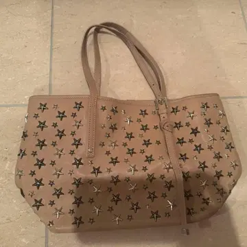 지미추 사샤 S 스터드 연어 핑크 숄더백