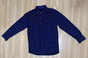 네이비 도트 무늬 버튼 다운 셔츠