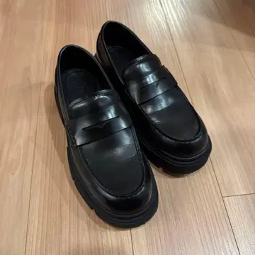 블랙 가죽 통굽 로퍼