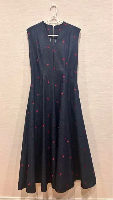 OBLI 슬리브리스 무릎 기장 원피스 네이비