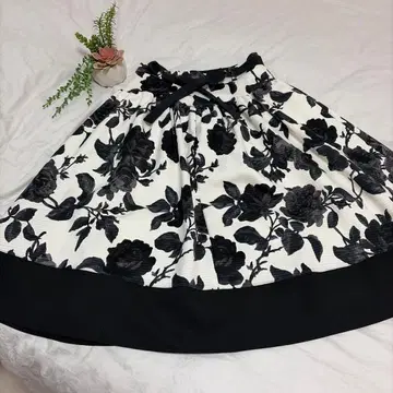 엠즈 그레이시 꽃무늬 미디 스커트