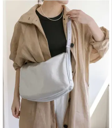 스와로 바닥 숄더백 실버