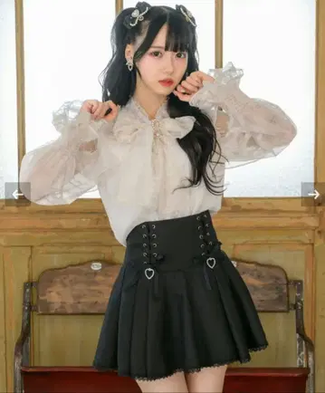 하트 참 포함 레이스업 트위드 치마바지