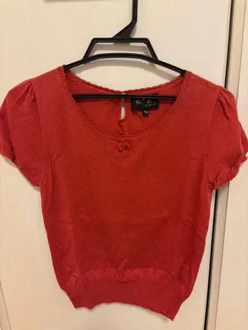 TO K. 빨간색 반팔 니트