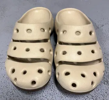 KEEN 베이지 샌들